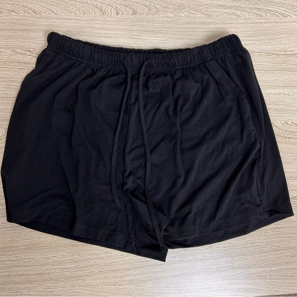 Black W shorts - Picture 2 of 9